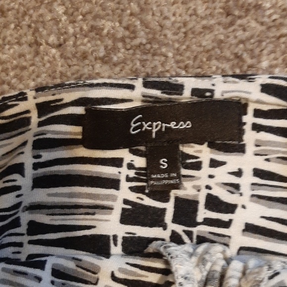 Black & White halter top with Gold Chain - Picture 4 of 5